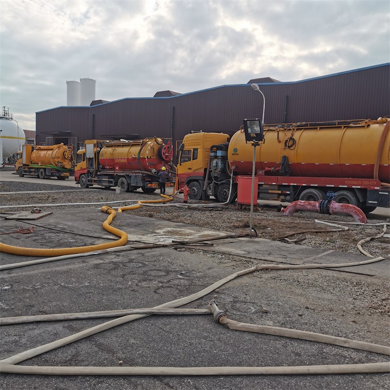 新青污水池清理