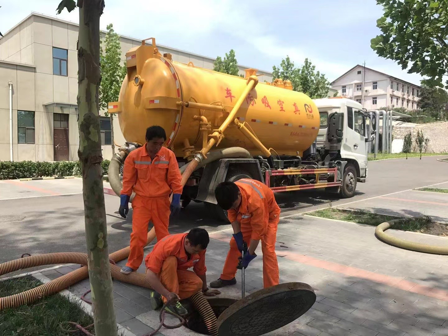 新青管道疏通车停在窨井附近