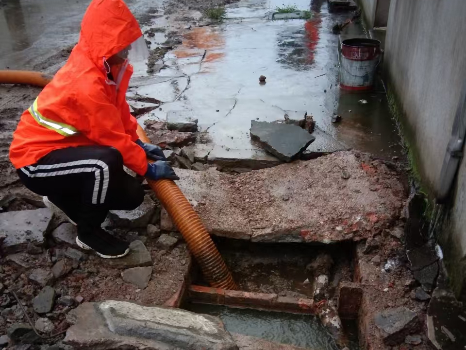 新青专业清理污水池 炜誉市政以规范流程守护城市 “肠道”